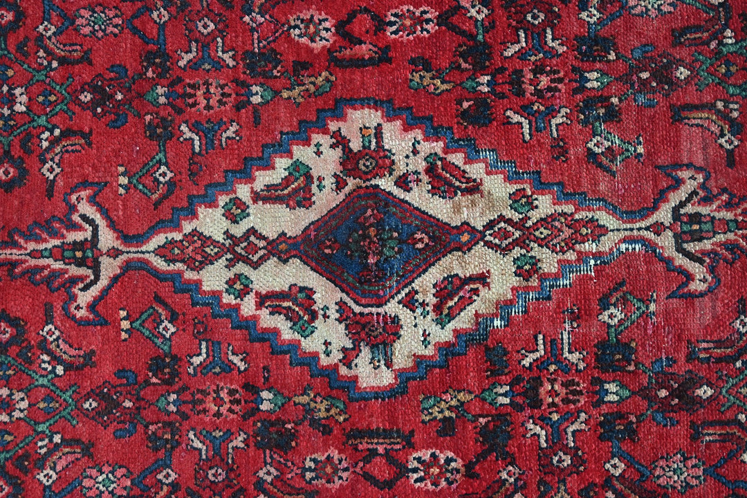 red Large rug 6' 7" x 9' 11"