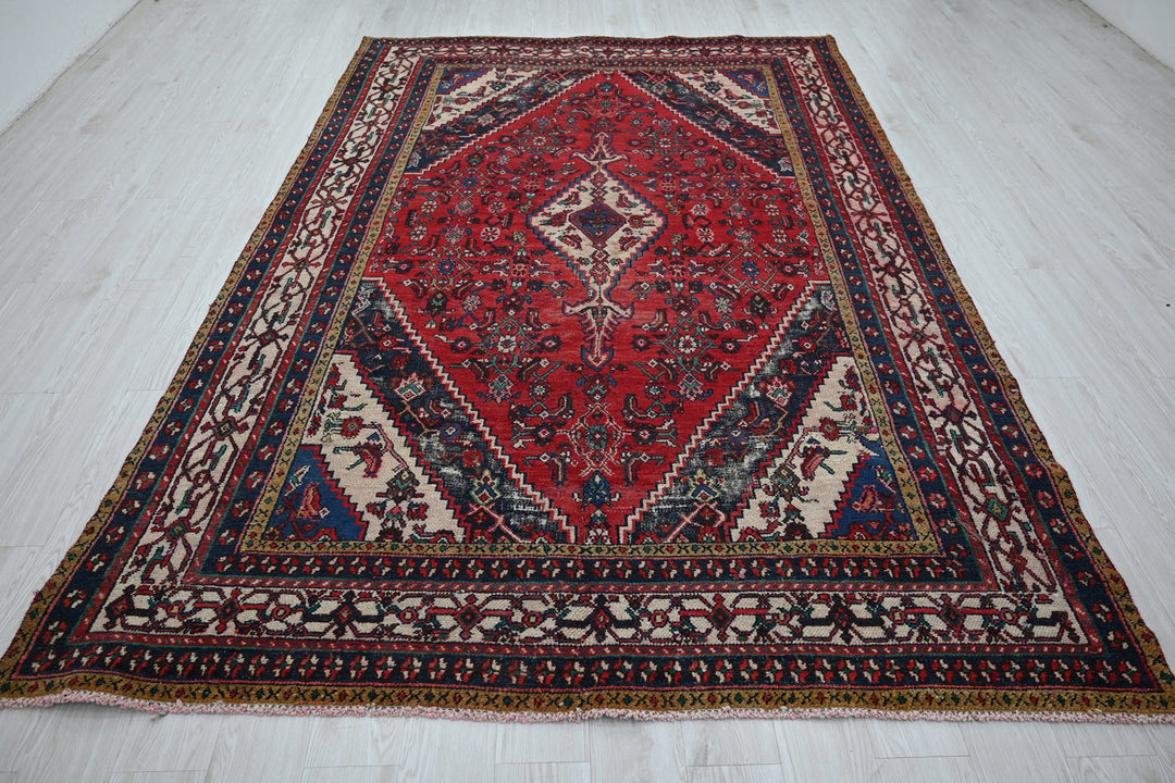 red Large rug 6' 7" x 9' 11"