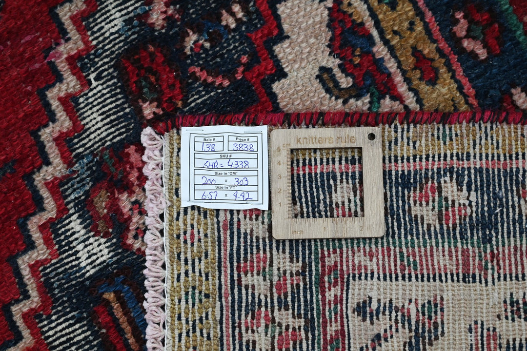 red Large rug 6' 7" x 9' 11"