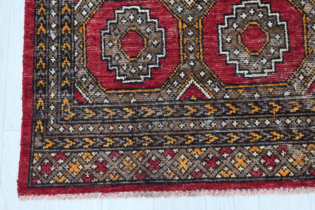 red Medium rug 5' 9" x 8' 2"