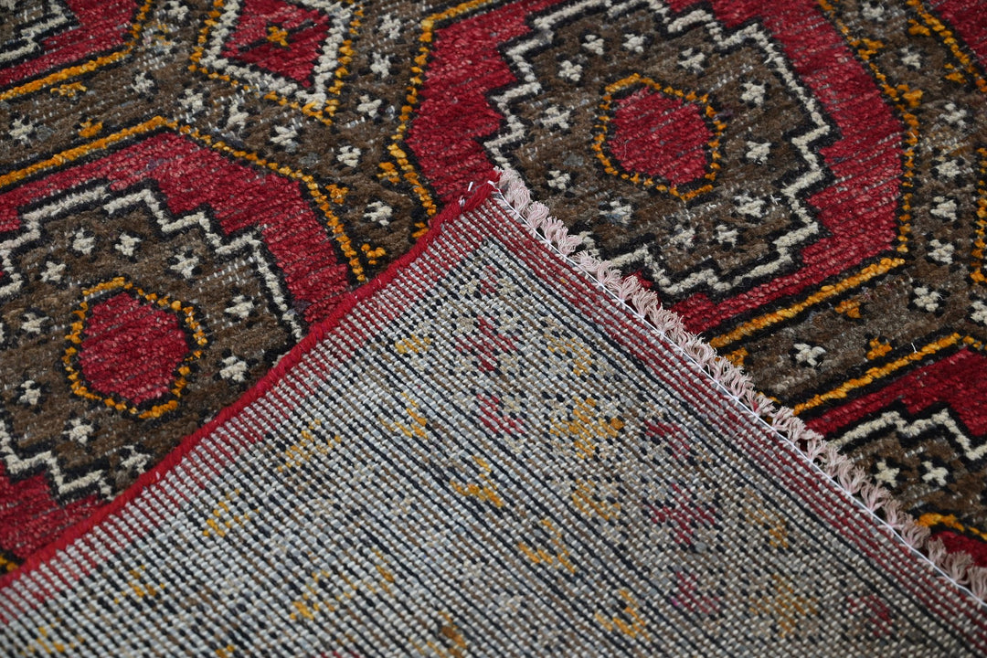 red Medium rug 5' 9" x 8' 2"
