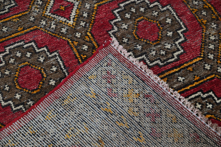 red Medium rug 5' 9" x 8' 2"