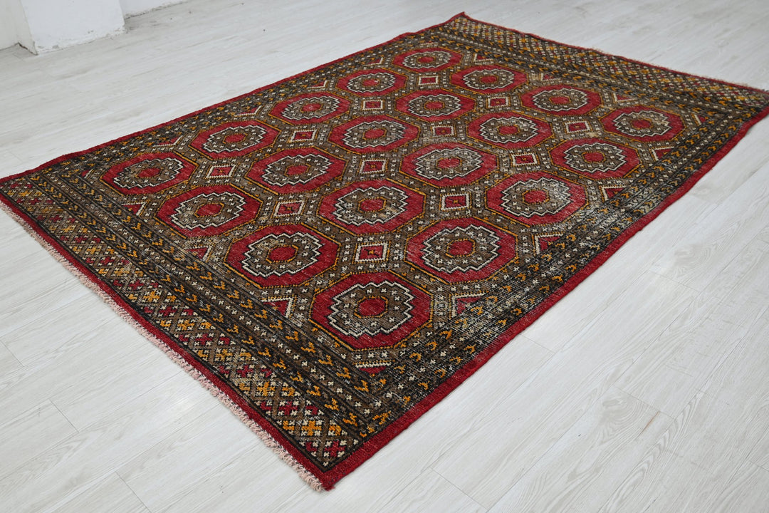 red Medium rug 5' 9" x 8' 2"