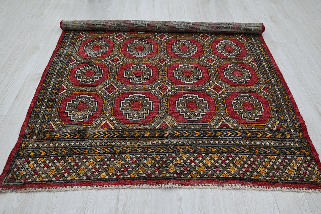 red Medium rug 5' 9" x 8' 2"
