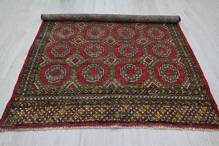 red Medium rug 5' 9" x 8' 2"