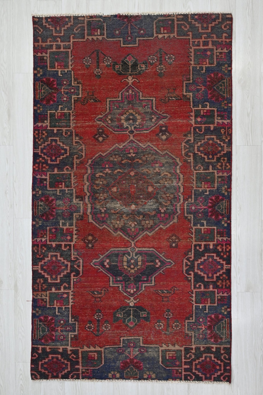 red Medium rug 4' 0" x 7' 5"