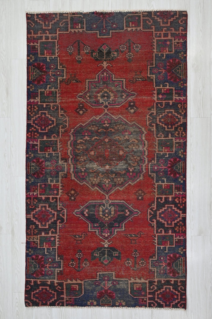 red Medium rug 4' 0" x 7' 5"