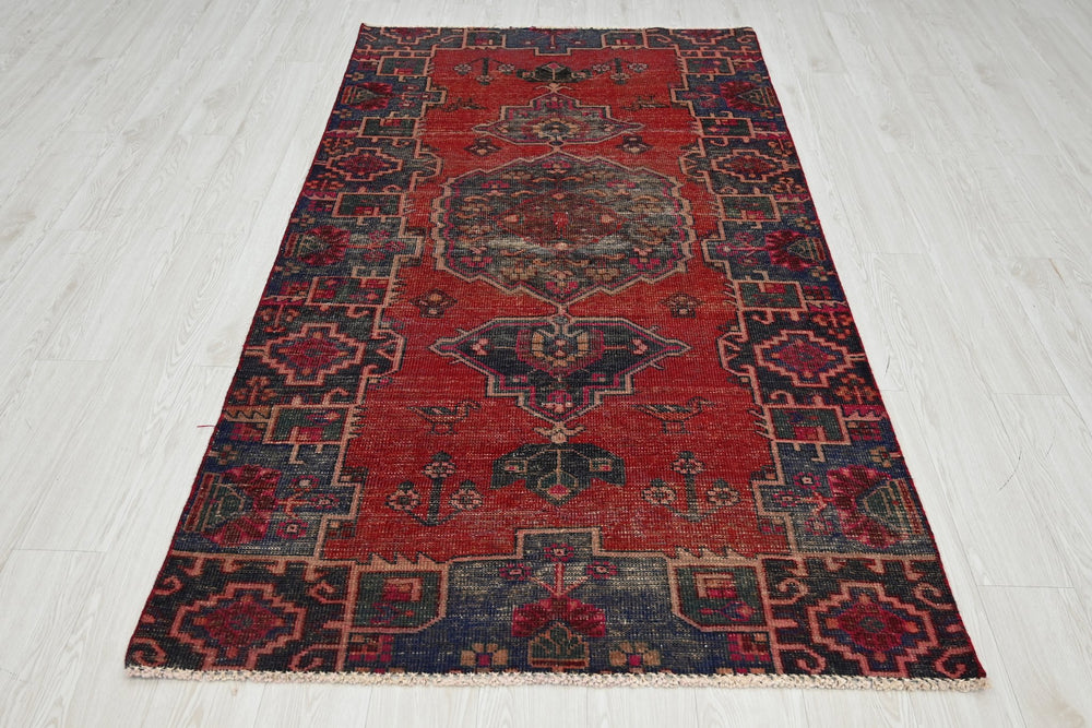 red Medium rug 4' 0" x 7' 5"
