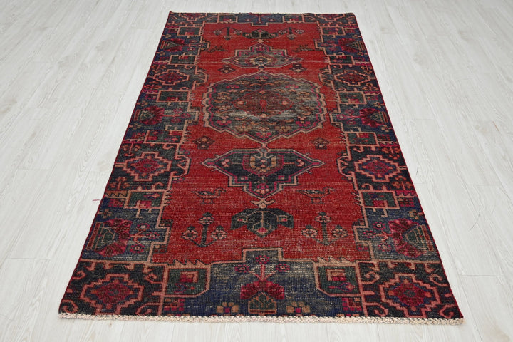 red Medium rug 4' 0" x 7' 5"