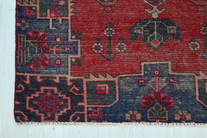 red Medium rug 4' 0" x 7' 5"