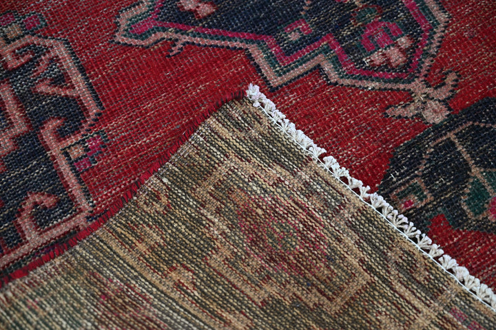 red Medium rug 4' 0" x 7' 5"
