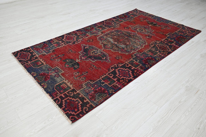 red Medium rug 4' 0" x 7' 5"