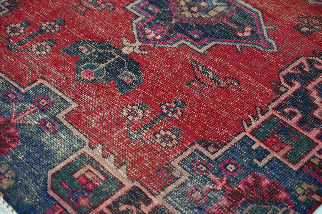 red Medium rug 4' 0" x 7' 5"