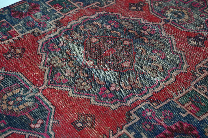 red Medium rug 4' 0" x 7' 5"
