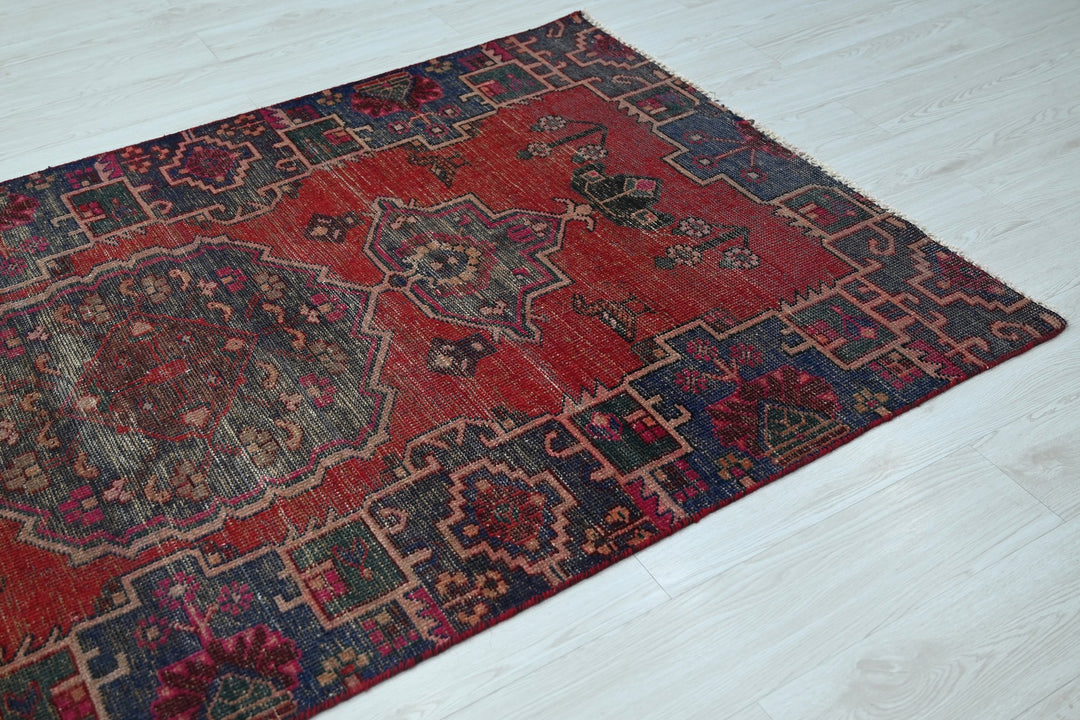 red Medium rug 4' 0" x 7' 5"