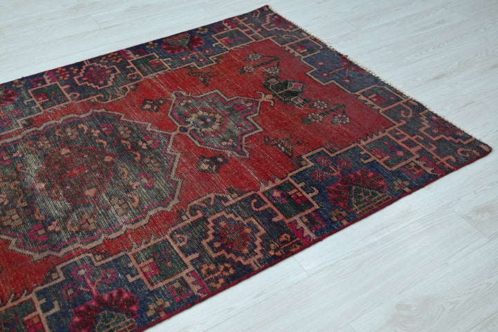 red Medium rug 4' 0" x 7' 5"