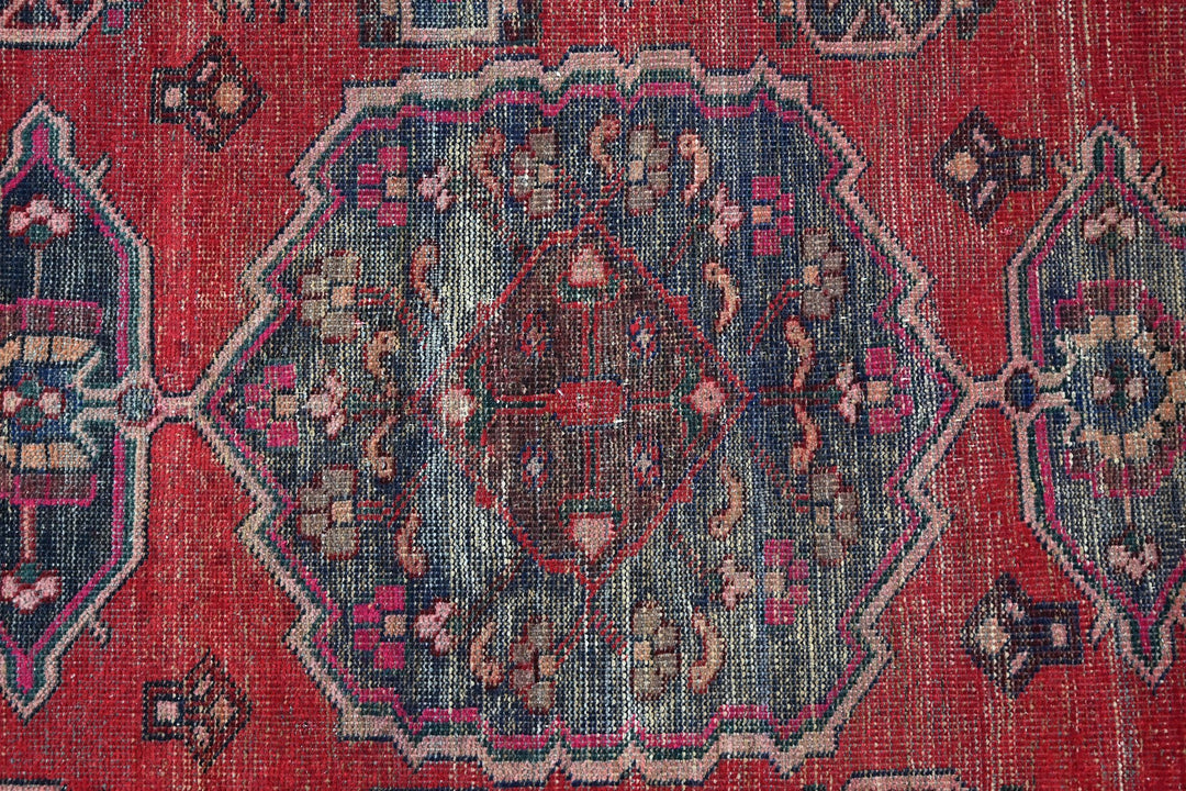 red Medium rug 4' 0" x 7' 5"