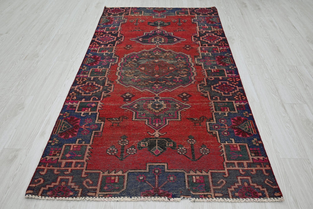 red Medium rug 4' 0" x 7' 5"