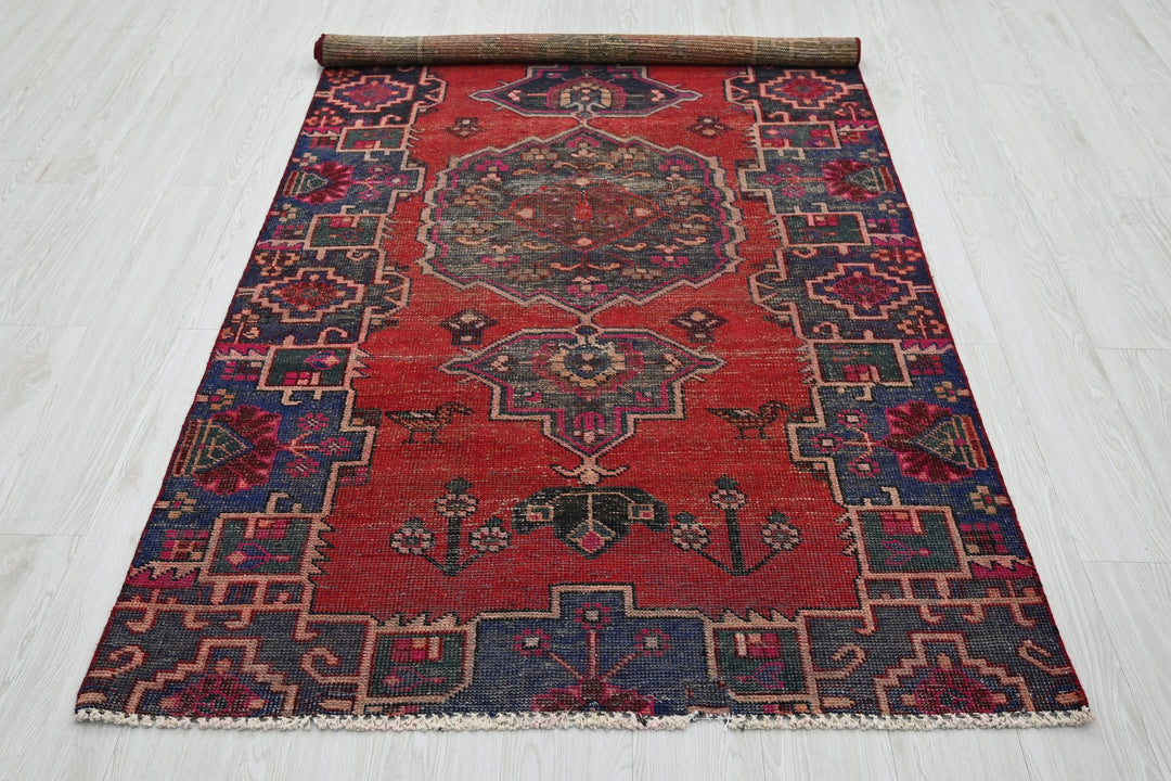 red Medium rug 4' 0" x 7' 5"