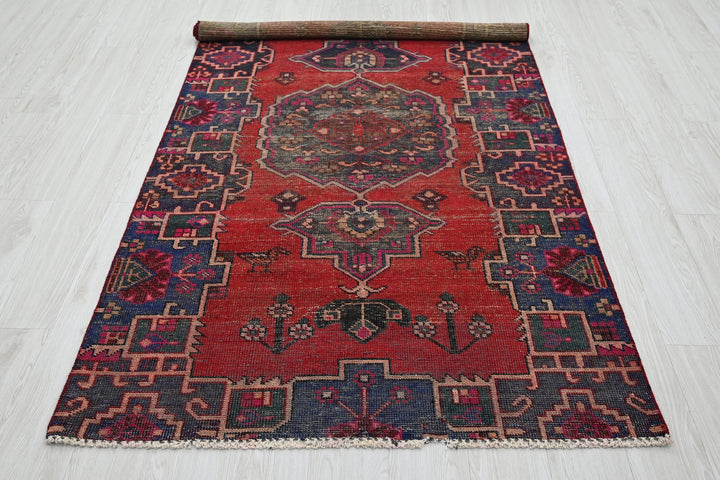 red Medium rug 4' 0" x 7' 5"