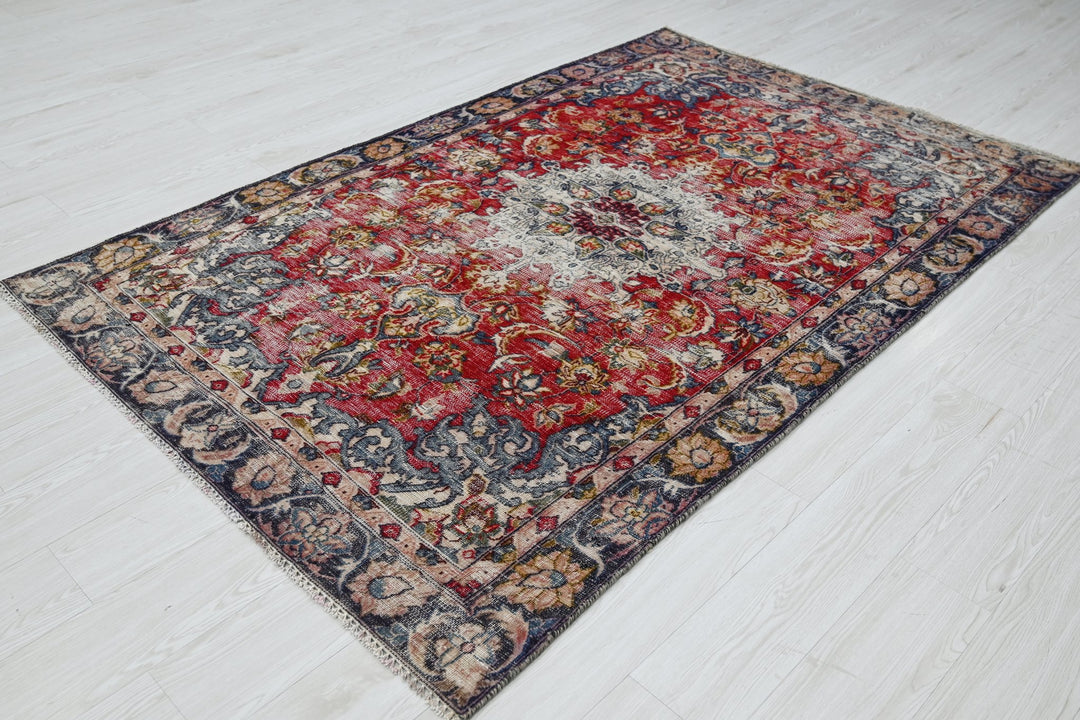 red Medium rug 4' 7" x 7' 3"