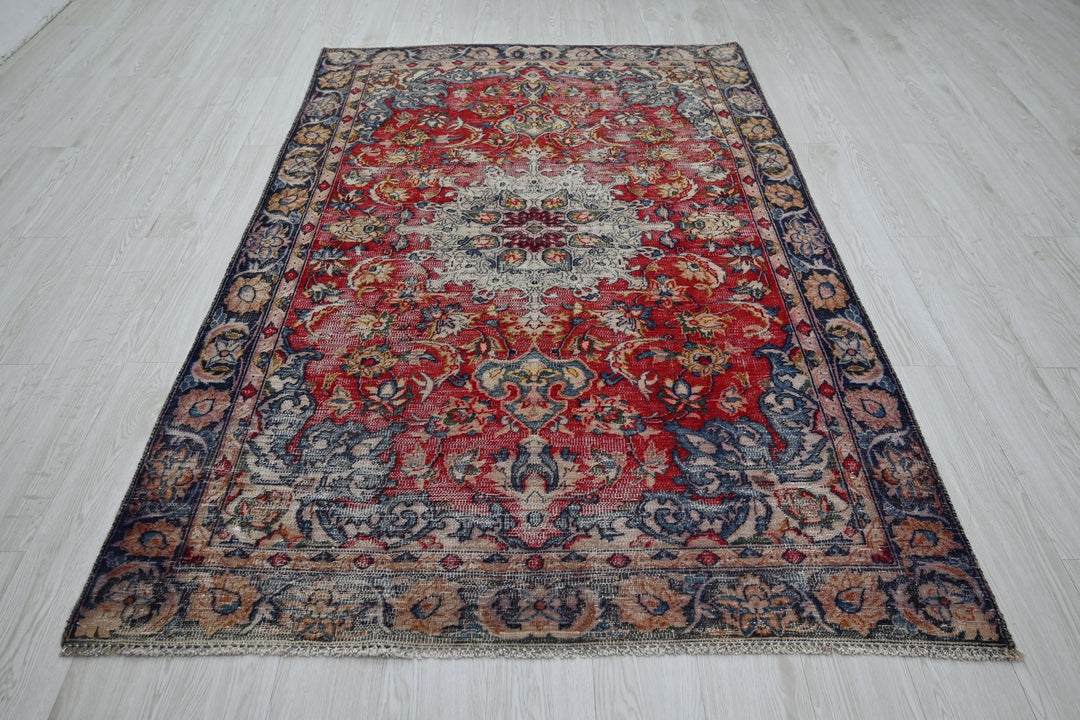 red Medium rug 4' 7" x 7' 3"