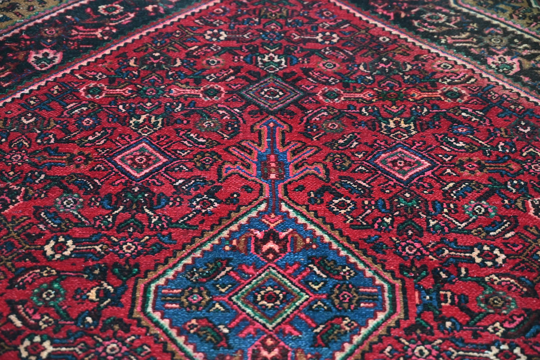 red Medium rug 4' 8" x 7' 3"