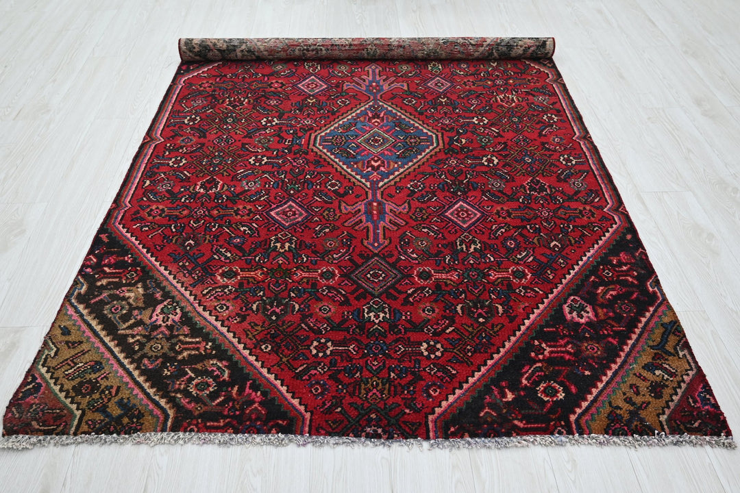 red Medium rug 4' 8" x 7' 3"
