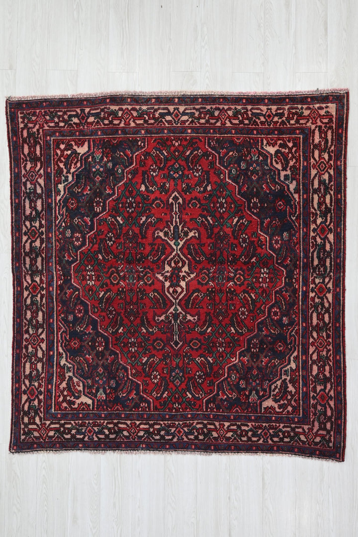 red Medium rug 5' 2" x 5' 8"