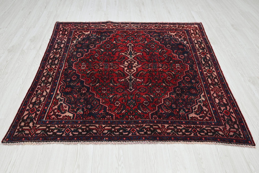 red Medium rug 5' 2" x 5' 8"