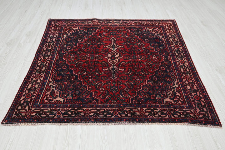 red Medium rug 5' 2" x 5' 8"