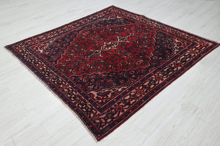 red Medium rug 5' 2" x 5' 8"