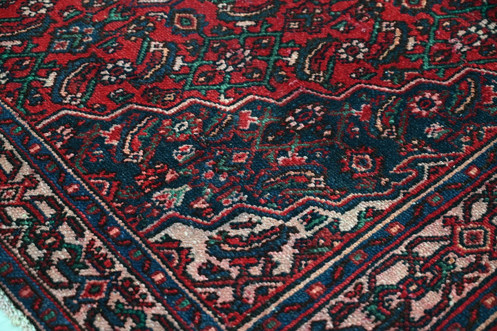 red Medium rug 5' 2" x 5' 8"