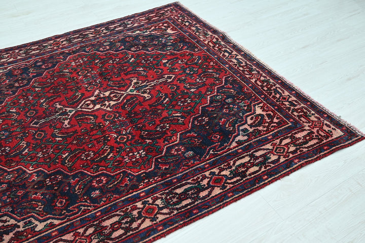 red Medium rug 5' 2" x 5' 8"