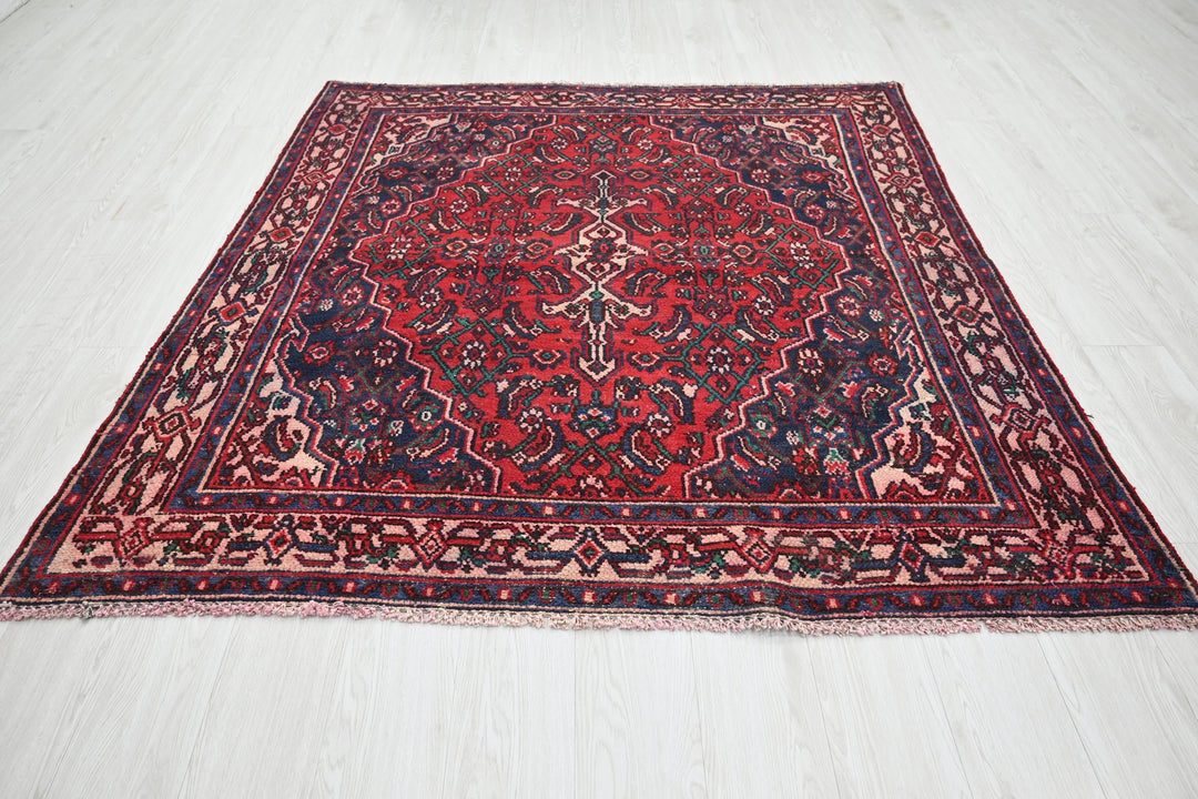 red Medium rug 5' 2" x 5' 8"