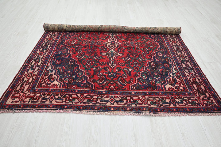 red Medium rug 5' 2" x 5' 8"
