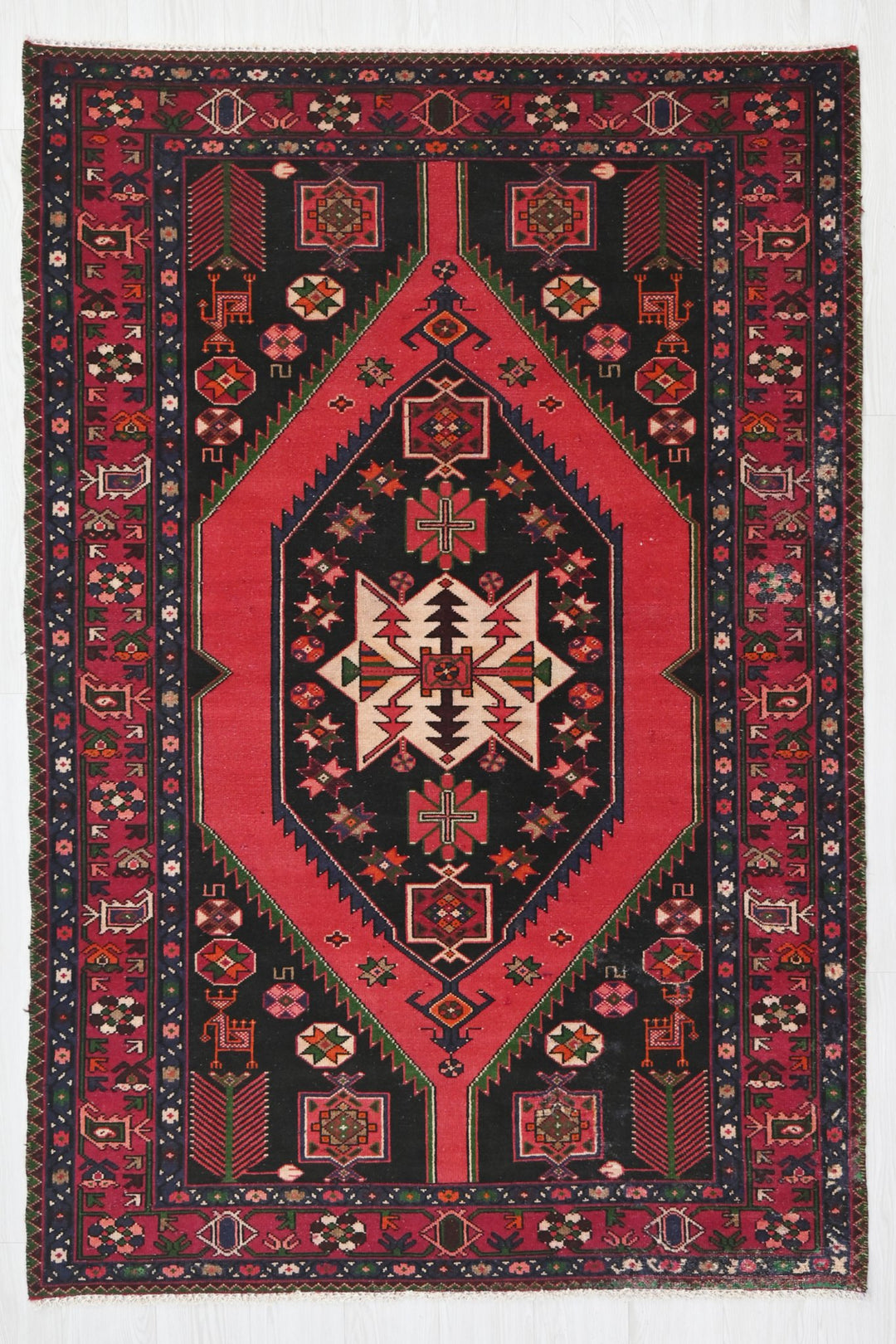 black Medium rug 4' 4" x 6' 7"