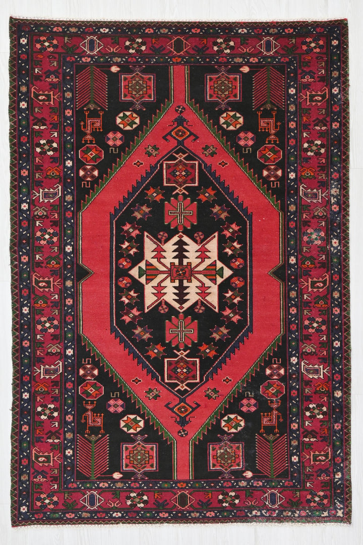 black Medium rug 4' 4" x 6' 7"