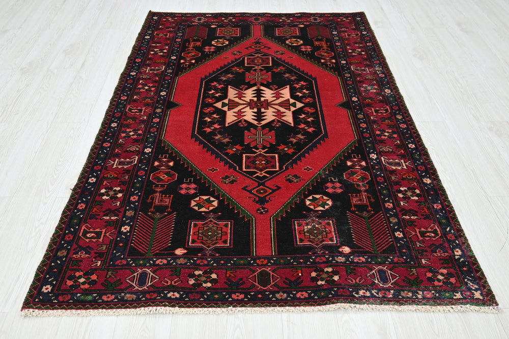black Medium rug 4' 4" x 6' 7"