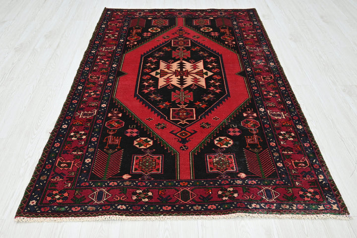 black Medium rug 4' 4" x 6' 7"
