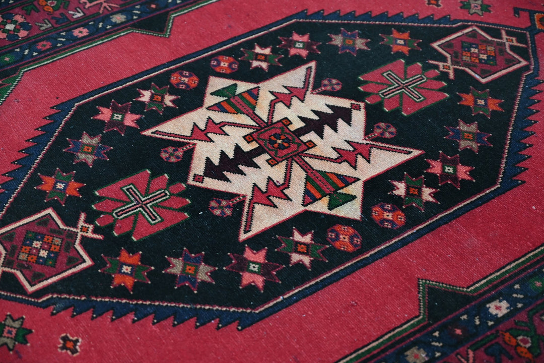 black Medium rug 4' 4" x 6' 7"