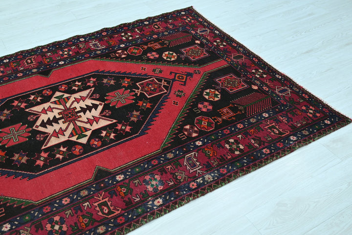 black Medium rug 4' 4" x 6' 7"