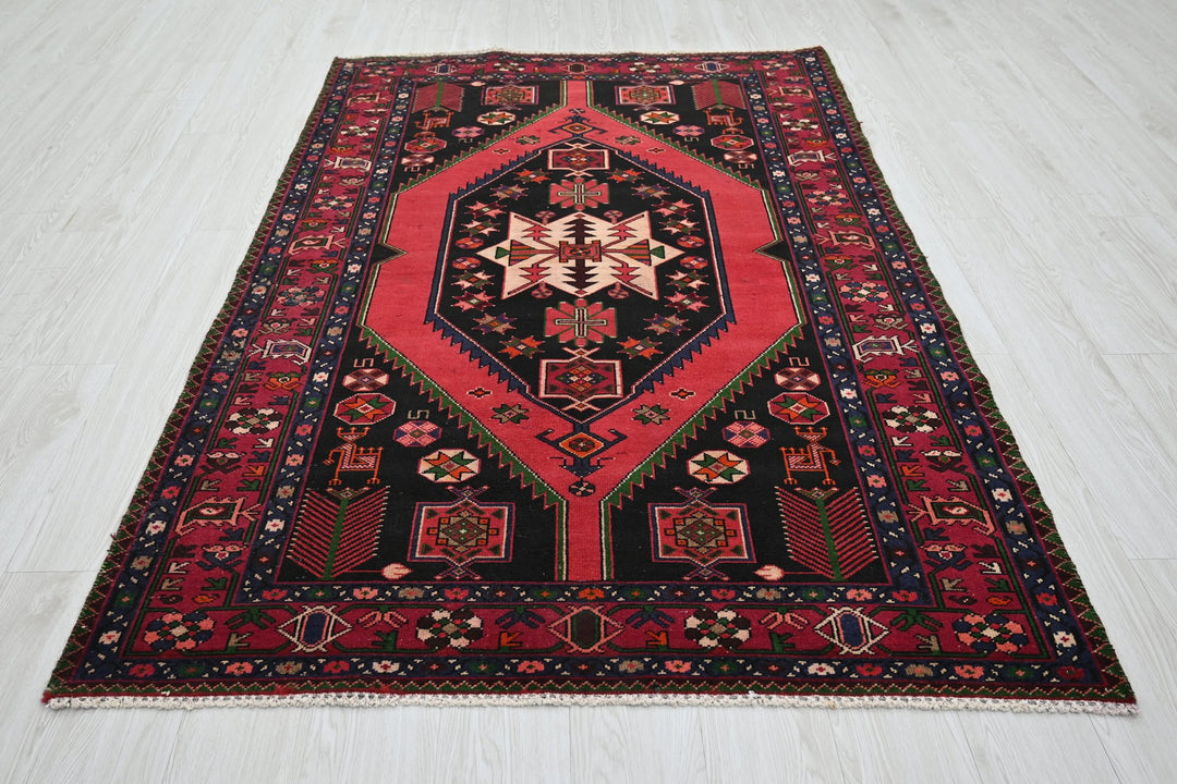 black Medium rug 4' 4" x 6' 7"