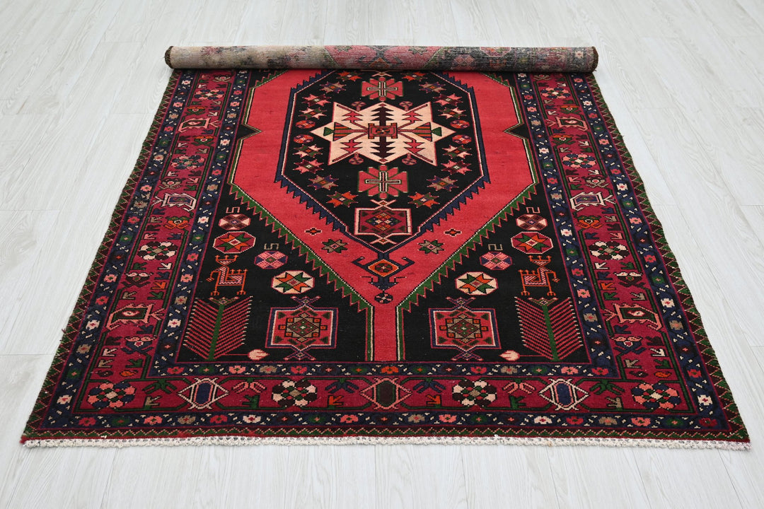 black Medium rug 4' 4" x 6' 7"