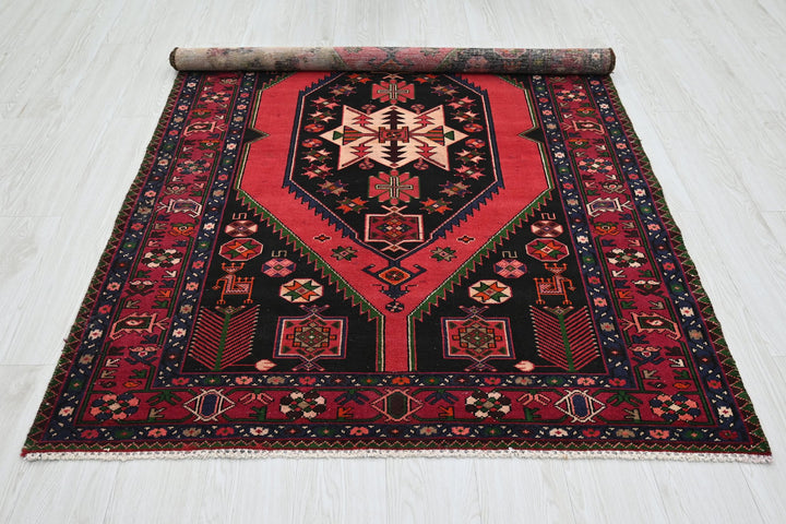 black Medium rug 4' 4" x 6' 7"