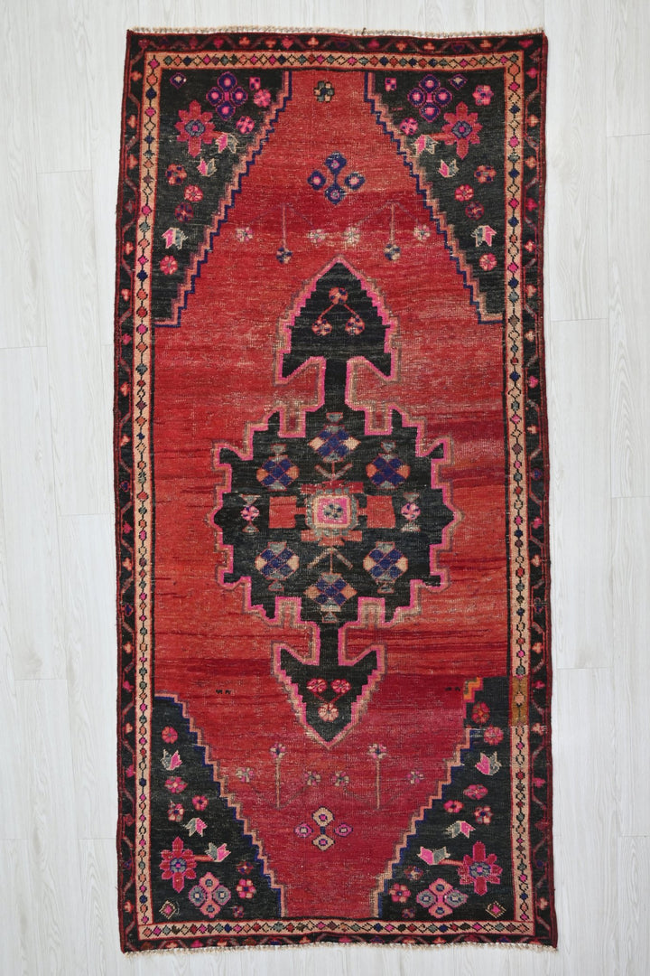 red Medium rug 3' 10" x 8' 0"