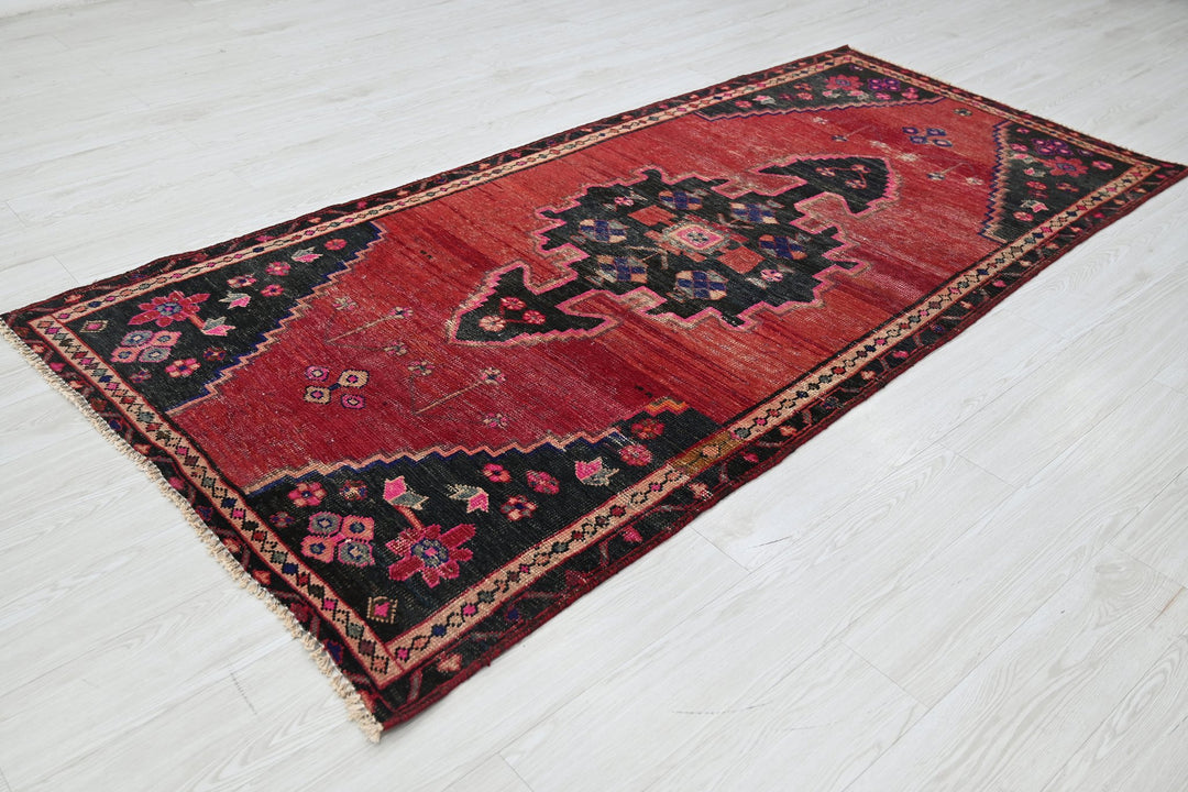 red Medium rug 3' 10" x 8' 0"