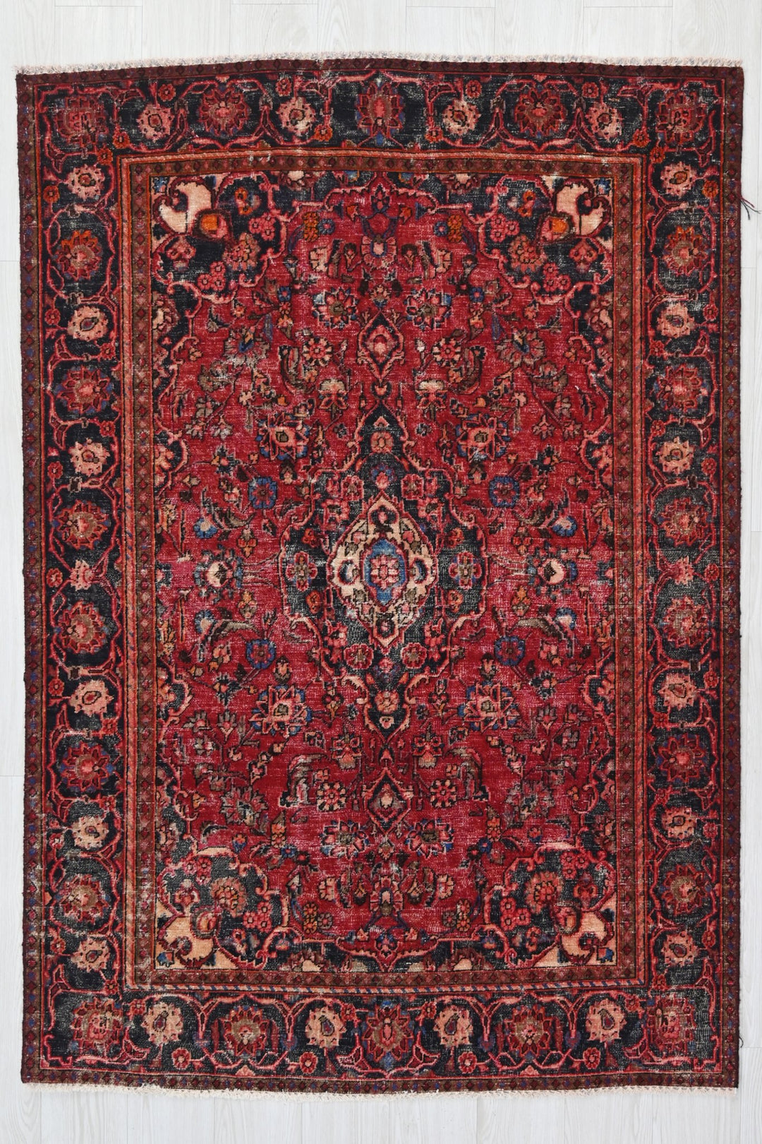 red Accent rug 4' 0" x 6' 0"