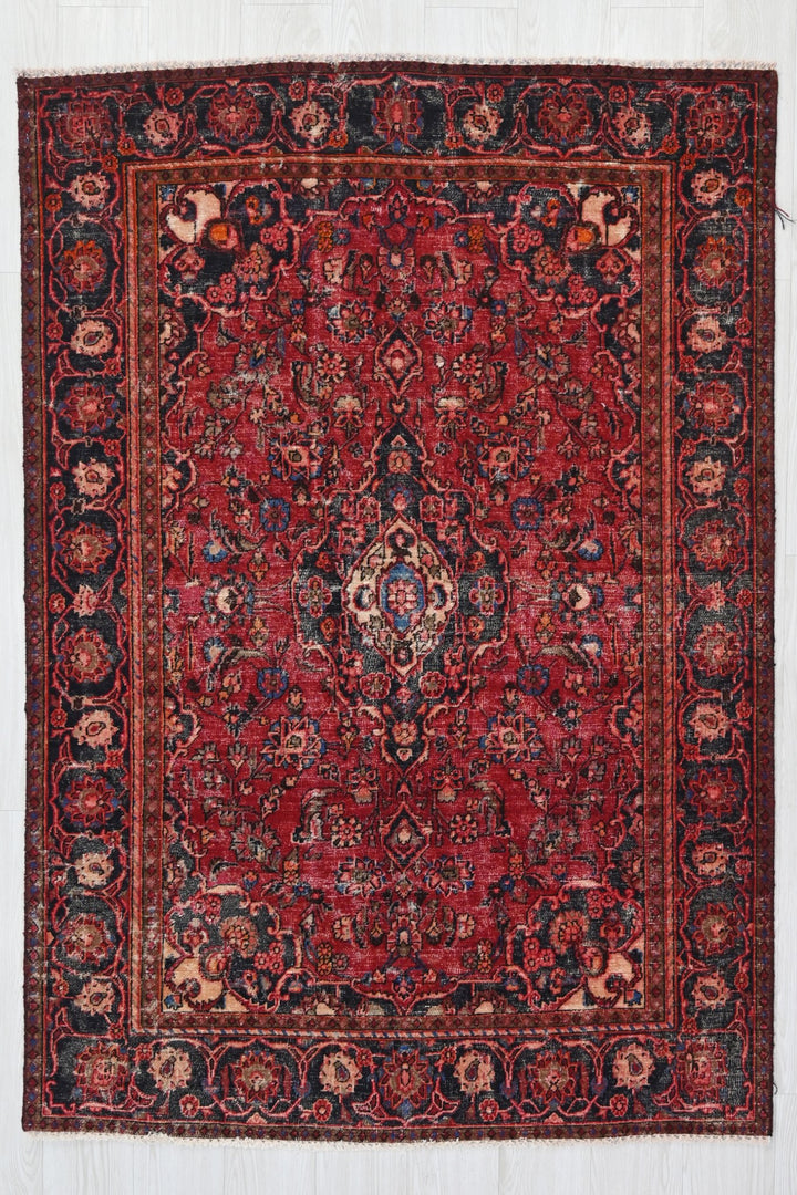 red Accent rug 4' 0" x 6' 0"