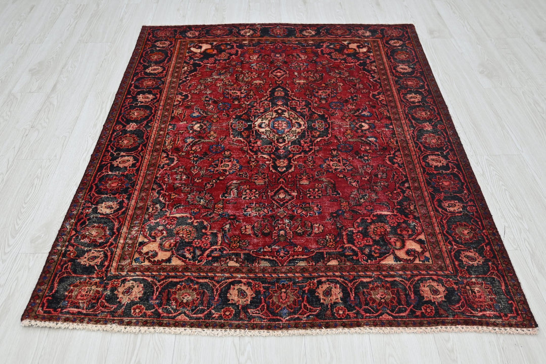 red Accent rug 4' 0" x 6' 0"